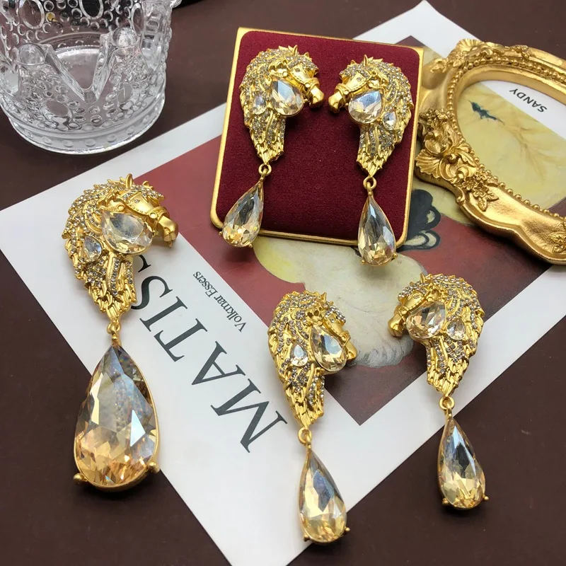 

European and American fashion earrings Horsehead drops elegant overbearing earrings stud earrings clip brooch set