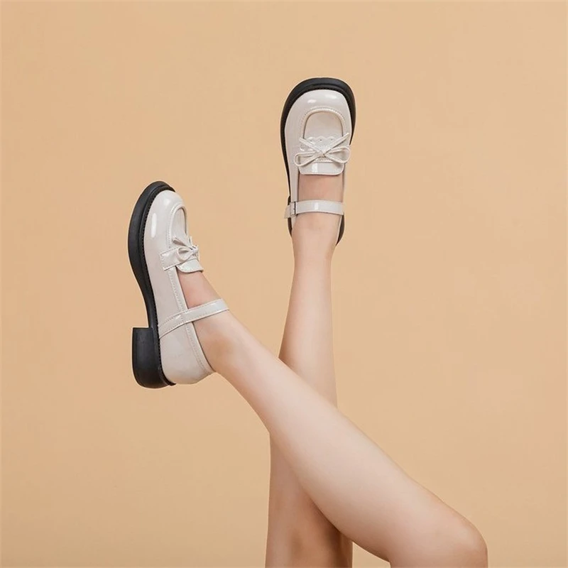 Женские туфли из ПУ кожи с круглым носком на застежке