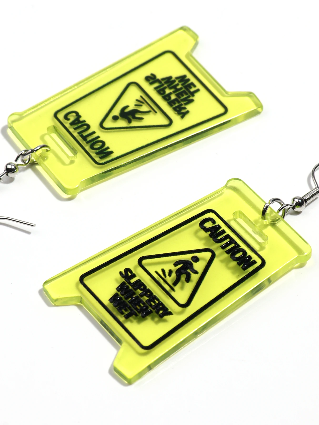 Фото Креативные серьги-подвески «Caution SLIPPERY WHEN WET» для женщин, забавные неоновые прозрачные акриловые серьги-капли с геометрическим рисунком, новые ювелирные изделия, подарки №4