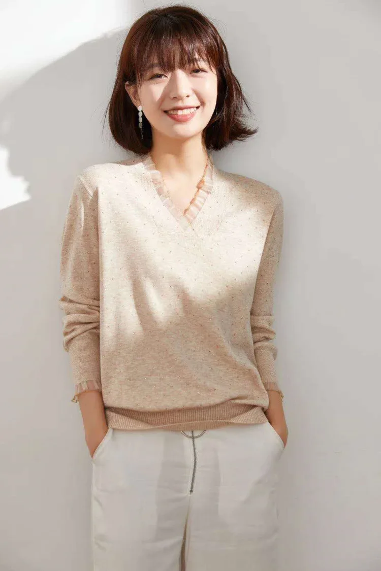 

Универсальная однотонная яркая рубашка с длинным рукавом и V-образным вырезом серого цвета