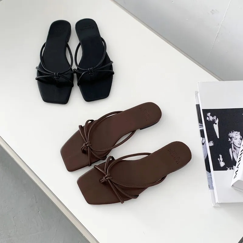 

Женские блестящие шлепанцы, женские роскошные сланцы, низкие Гавайские шлепанцы 2022, мягкие Дизайнерские повседневные модные римские шлепа...