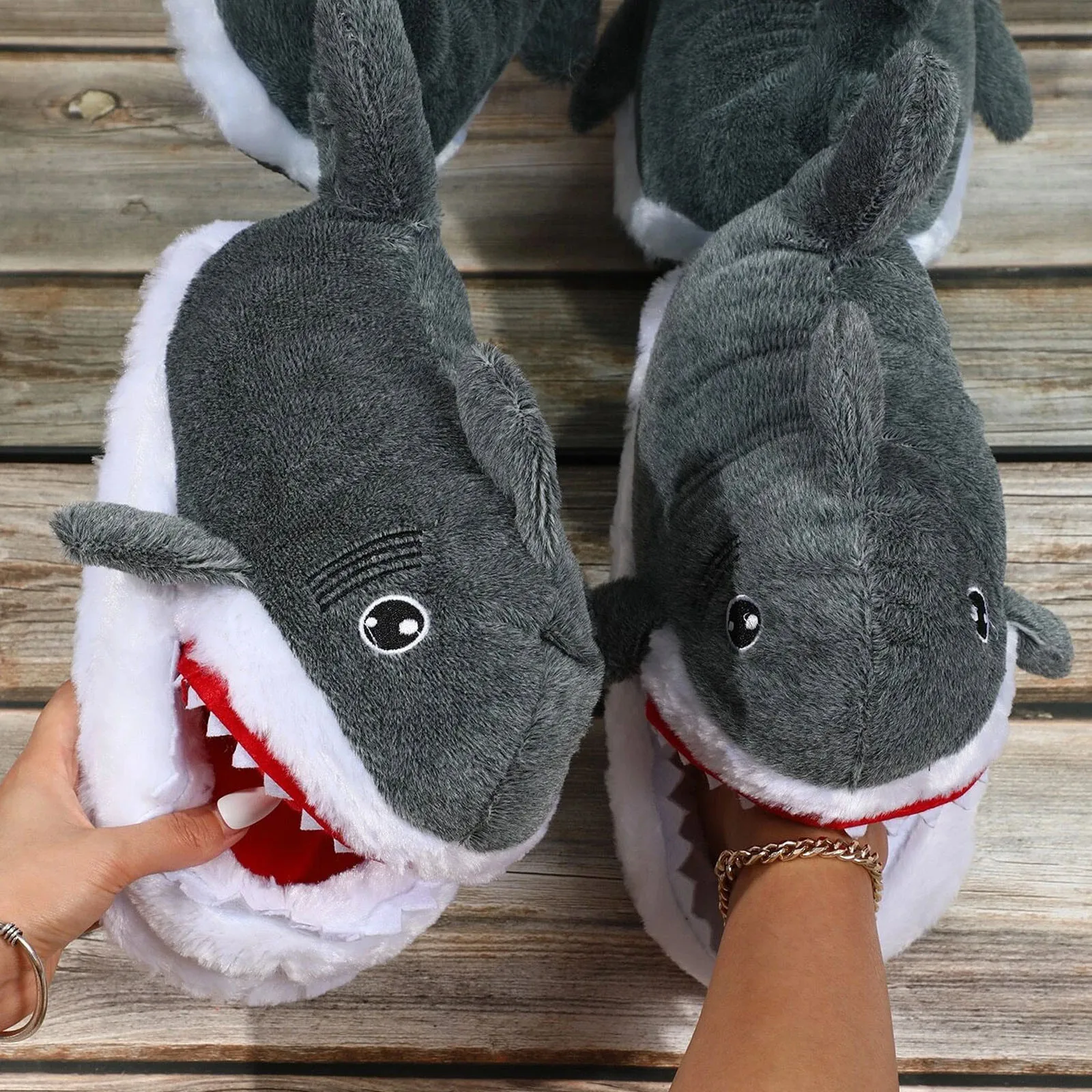 Тапки игрушки. Тапочки stompeez⁠⁠. Тапочки в виде рыбы. Креативные тапочки. Необычные тапочки.