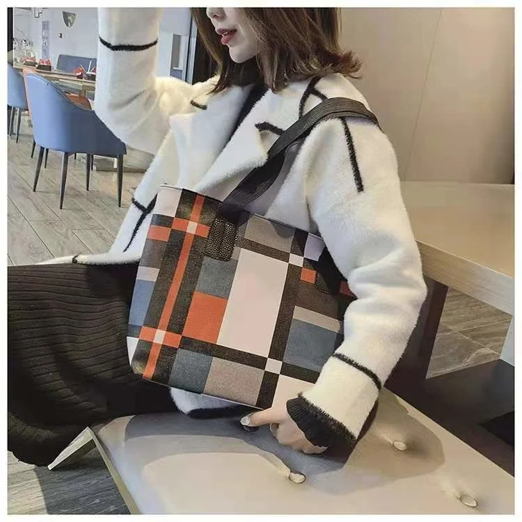 

Женская вместительная сумка через плечо из искусственной кожи