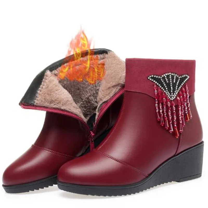 

Женские зимние ботинки из натуральной кожи, со стразами и бахромой