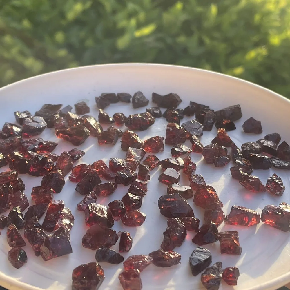 

Натуральный красный гранат 20г