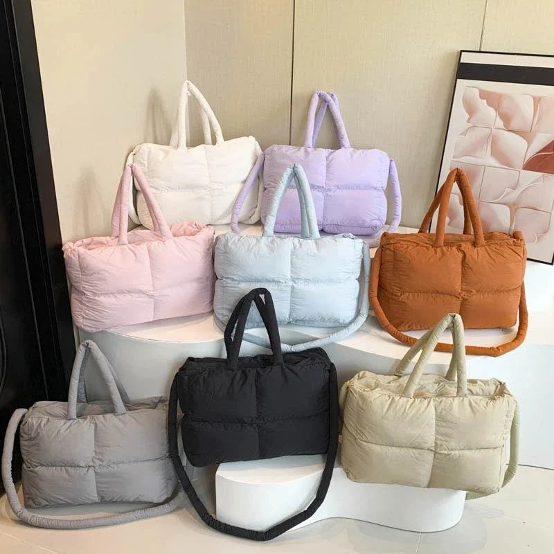 Вместительная зимняя женская сумка-тоут с хлопковым наполнителем и перьями