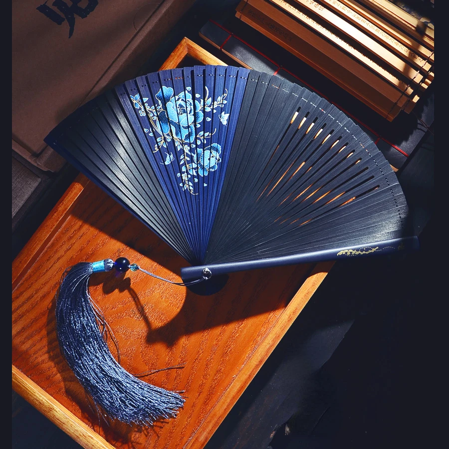 

Китайский стиль, античный складной веер, складной резной маленький черный веер с бамбуковой кисточкой