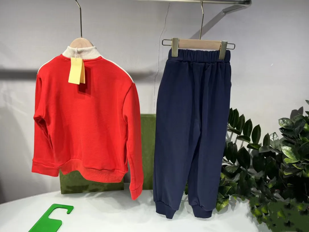 

Осень-зима 2022, высококачественный модный брендовый красный темно-синий свитер на молнии + брюки, комплект из двух предметов для мальчиков и ...