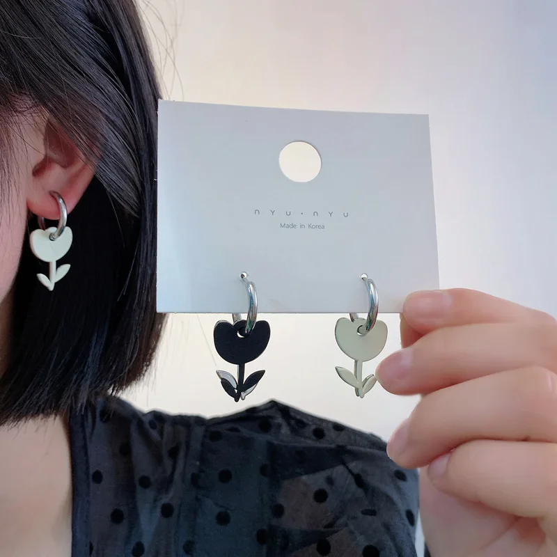 

Korean Version Earrings Black and White Asymmetric Flower Pendant Fashion Fresh Ladies Cute Small Earrings Girl Simple Jewelry