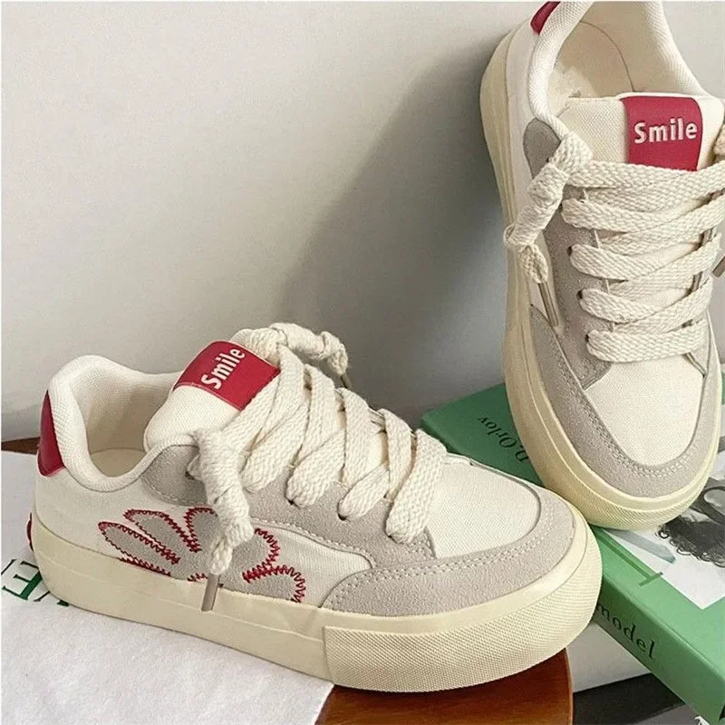 Модные женские туфли с круглым носком ремешками и цветочным украшением удобная