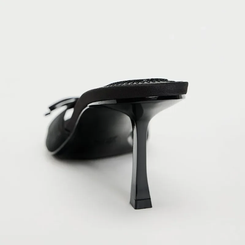 Женские босоножки на высоком каблуке в стиле ретро