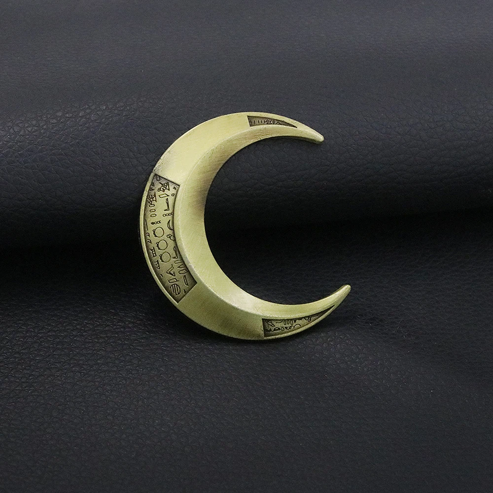 

Movie Moon Knight Crescent Darts Brooch Cosplay Golden Knives Weapon Pin Enamel Routing Badge Cos Prop Accessories