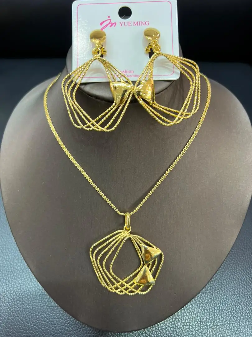 

Комплект из колье и серёг, с подвеской и колье