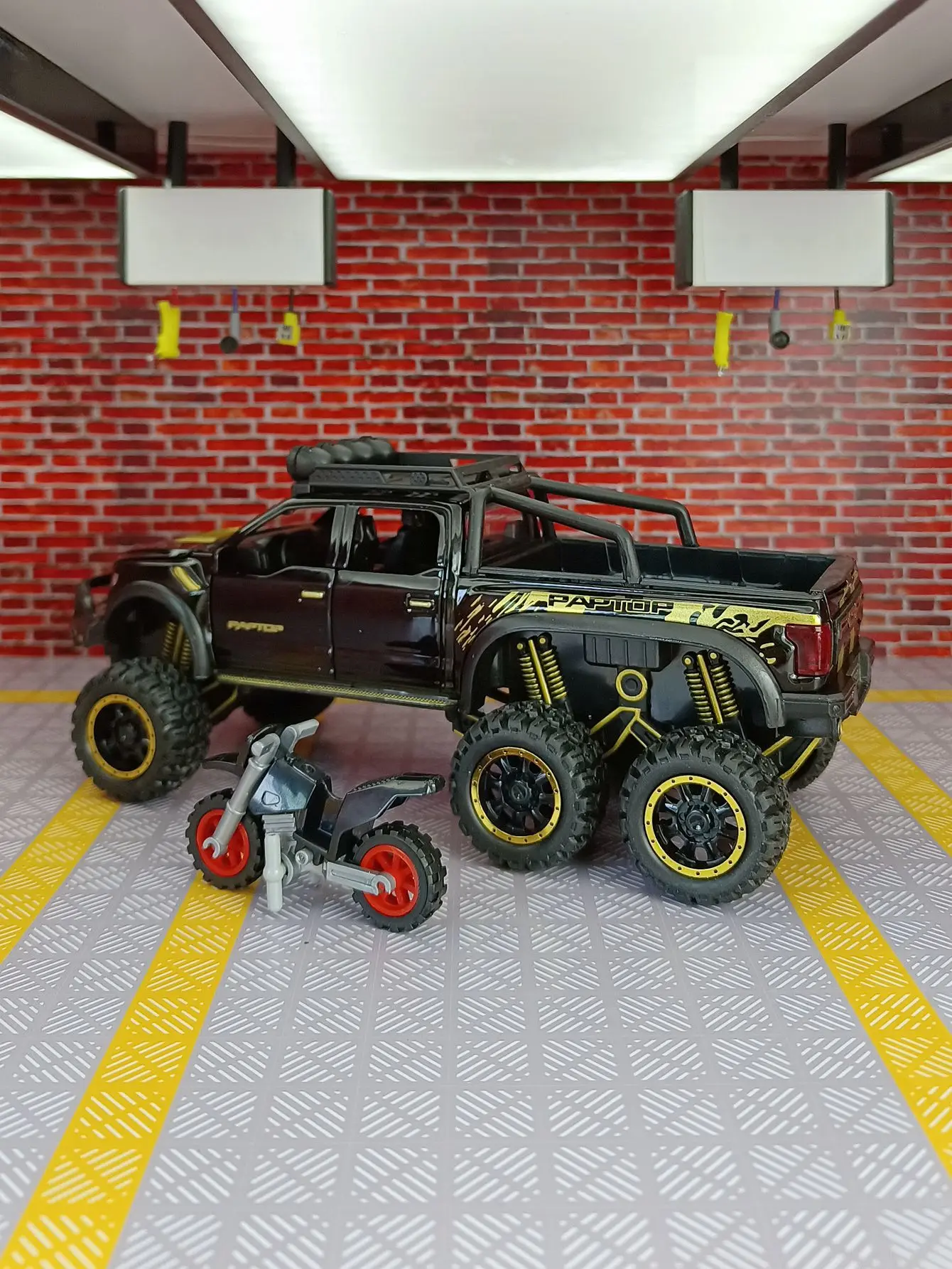 Фото Модель автомобиля Ford Raptor 1:24 с функцией имитации, версия с мотоциклом, из сплава, с открывающимися дверями и капотом, со звуковыми и световыми эффектами, в комплекте с подарками. №5
