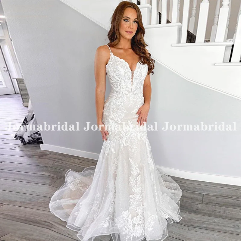 

Легкое кружевное свадебное платье с юбкой-годе, кружевной лиф на тонких бретельках, иллюзионный лиф с цветочной аппликацией и открытой спин...