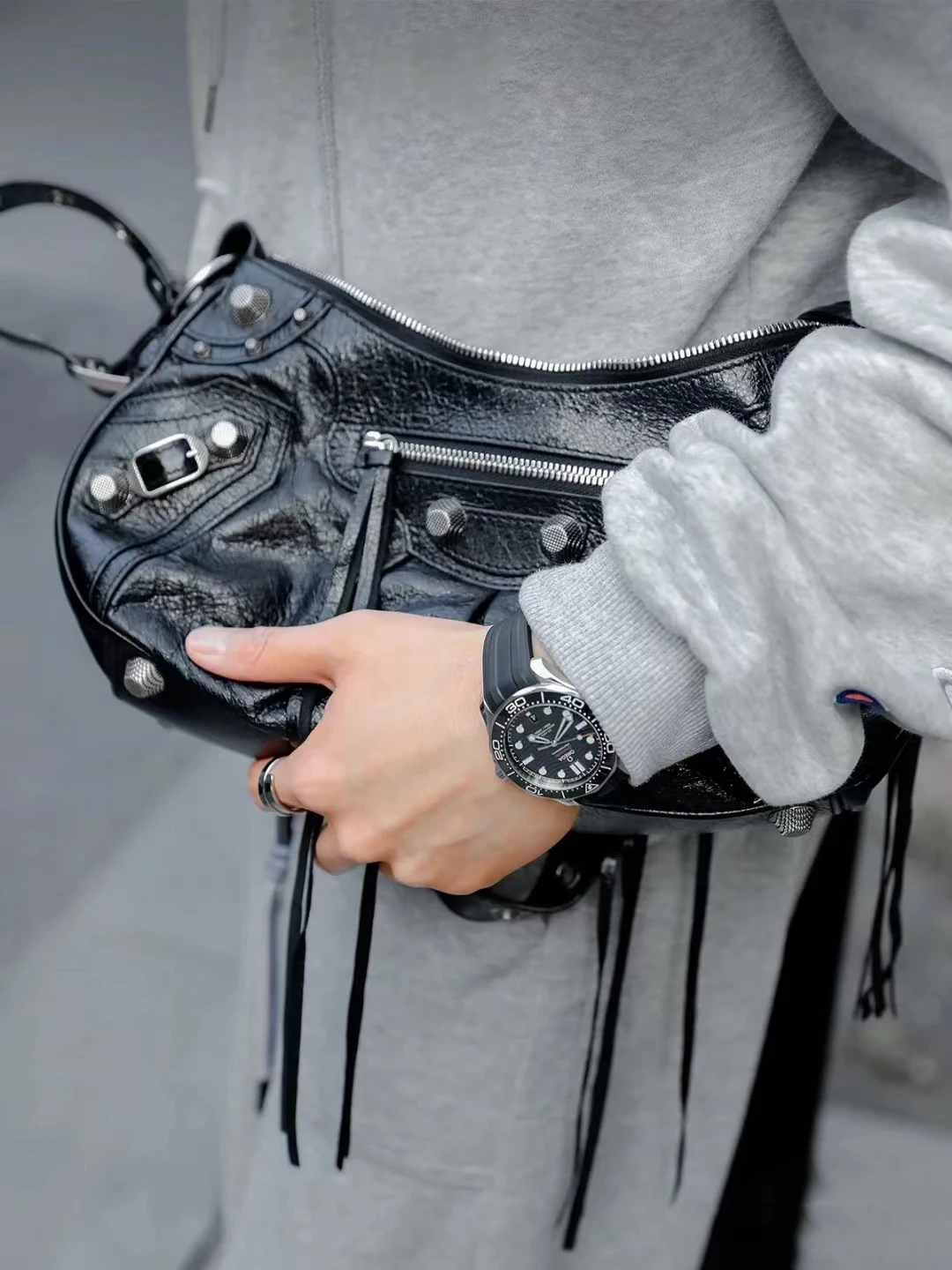 

High Quality Fashion Riveted Motorcycle Bag Three-in-one Pleated Crescent Bag Leather Oil Wax Leather Armpit Slant Chain Bag