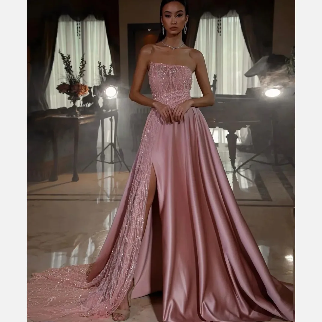 Женское вечернее платье с юбкой-годе розовое кружевное без рукавов и бретелек со