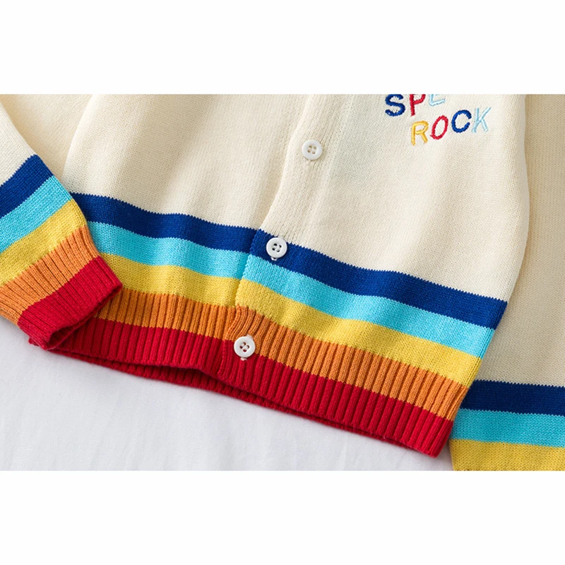 Демисезонный вязаный кардиган в полоску с длинным рукавом и вышивкой