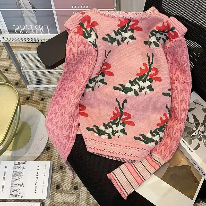 Короткий трикотажный женский свитер с круглым вырезом свободный оборками и