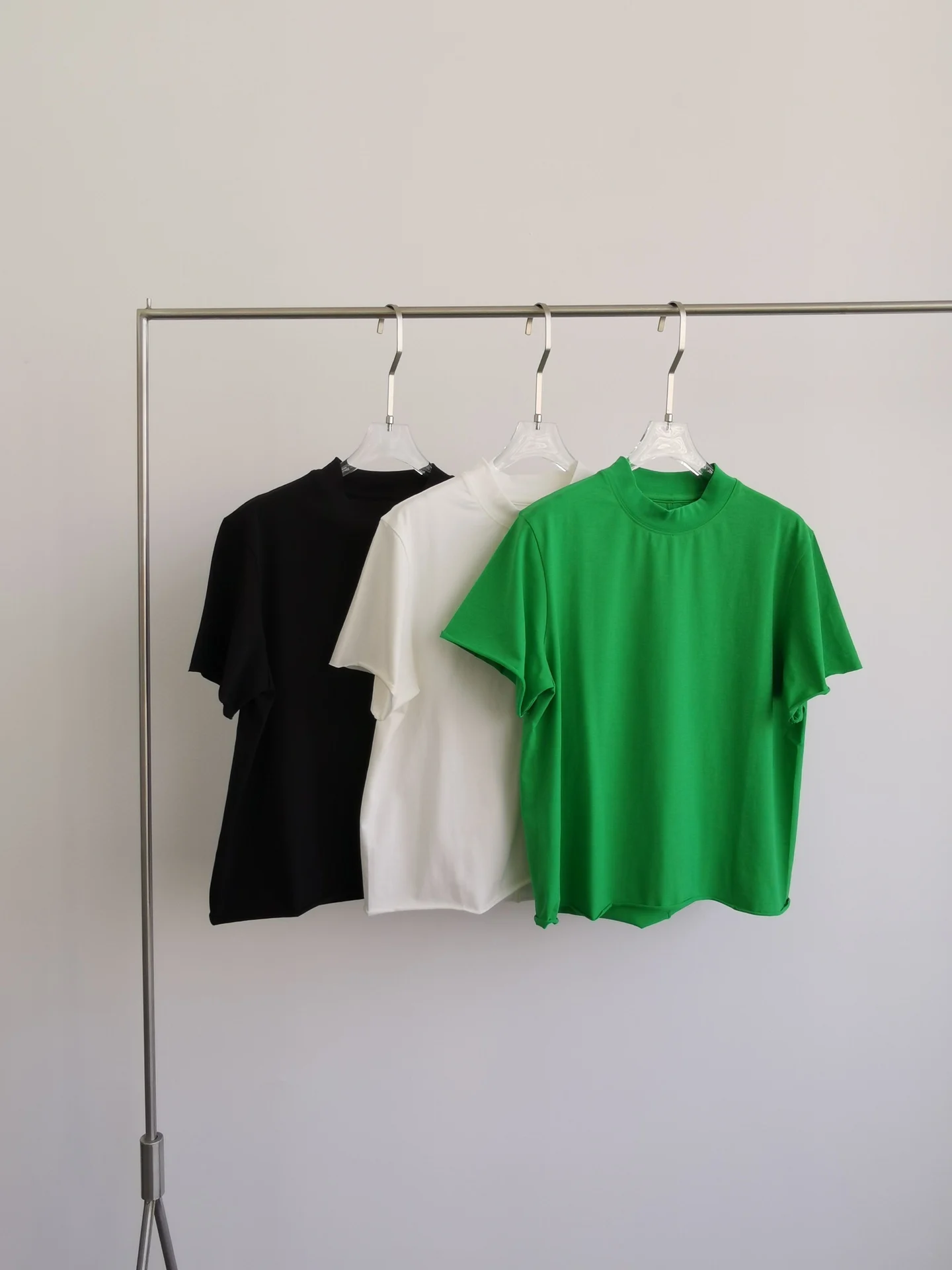 

Минималистичный широкий воротник с естественными вьющимися краями можно носить снаружи