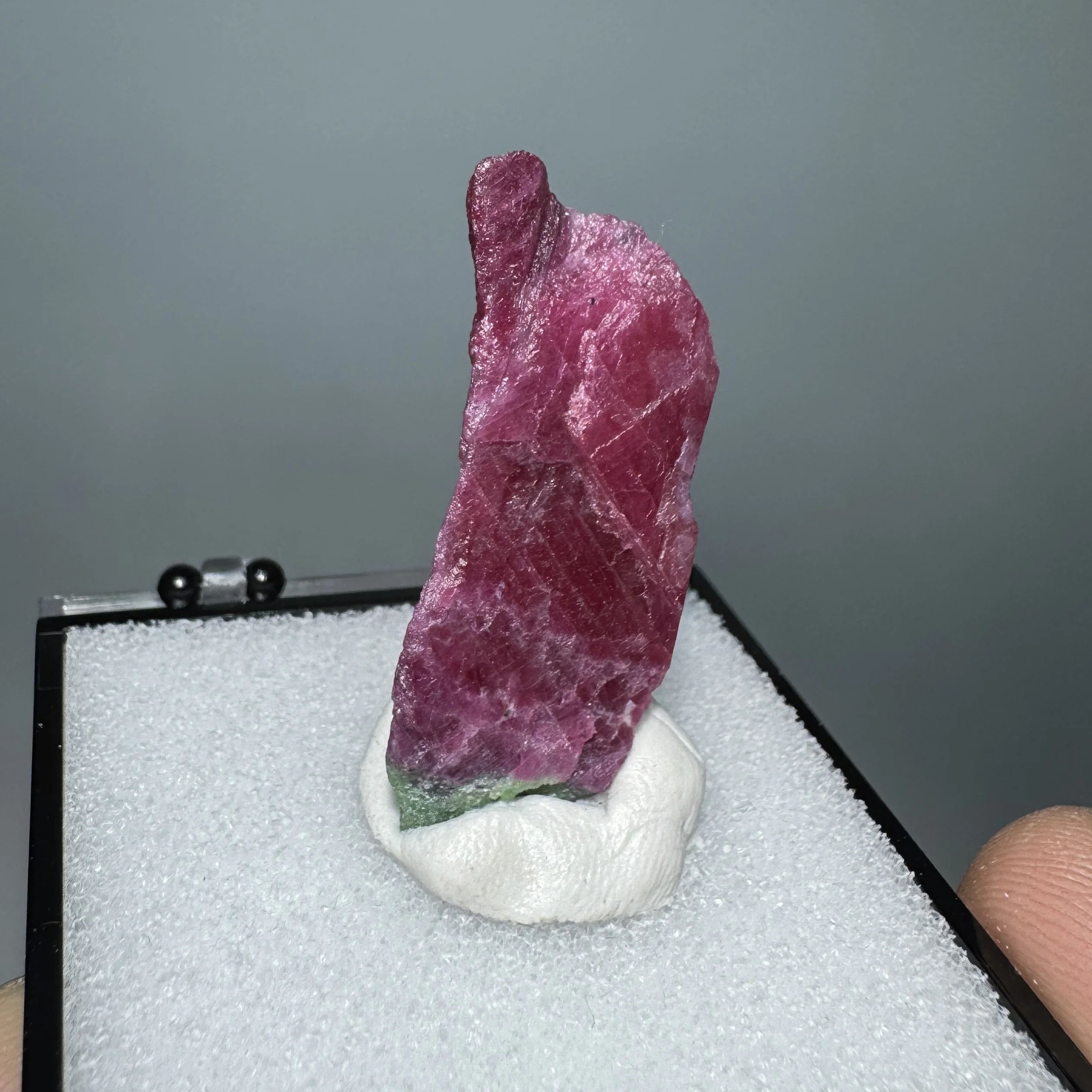 

Натуральный эпидот-рубин флуоресцентный красный хрусталь