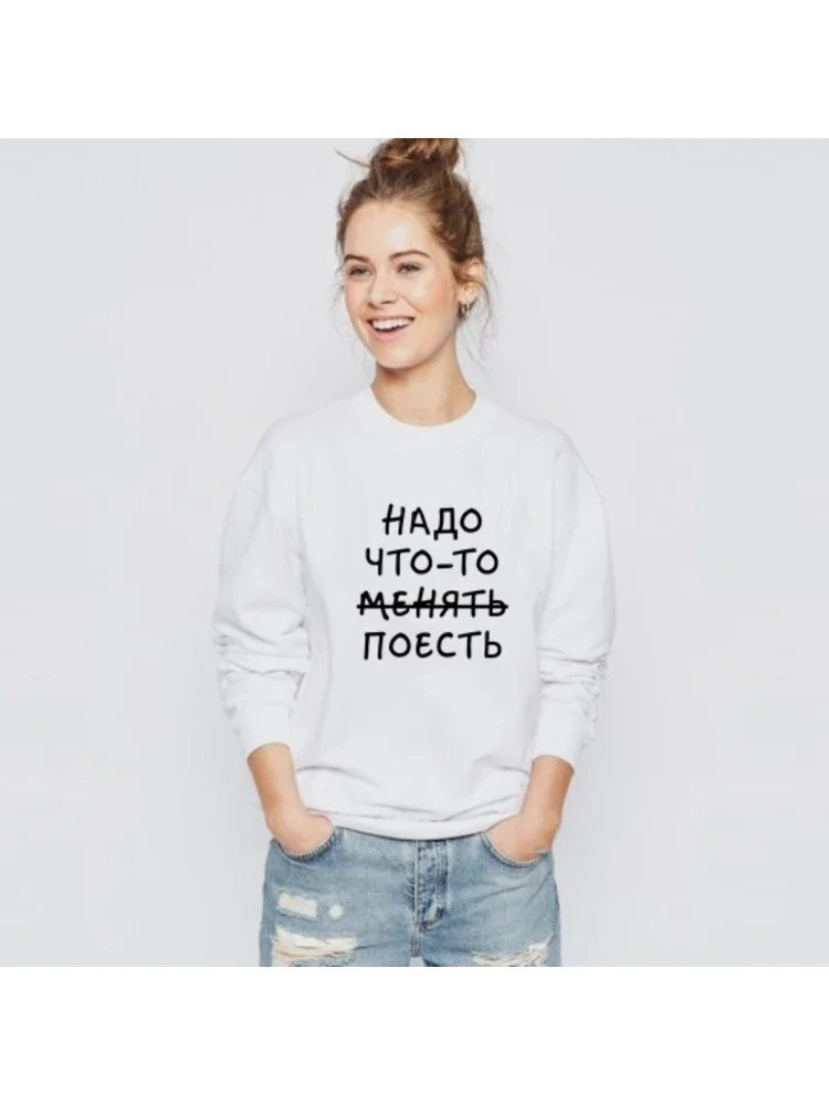 

Толстовка с капюшоном и надписью на русском языке