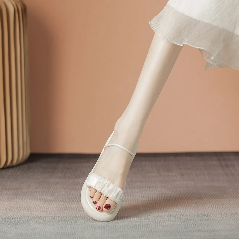 Тапки женские на низкой платформе сланцы пляжная обувь с заклепками роскошные