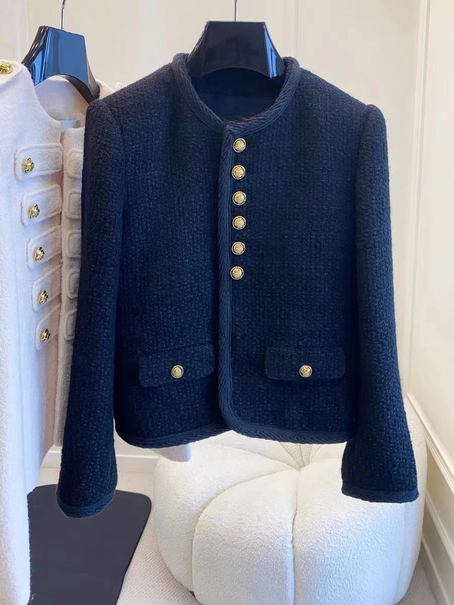 Женская куртка с воротником-стойкой и пуговицами