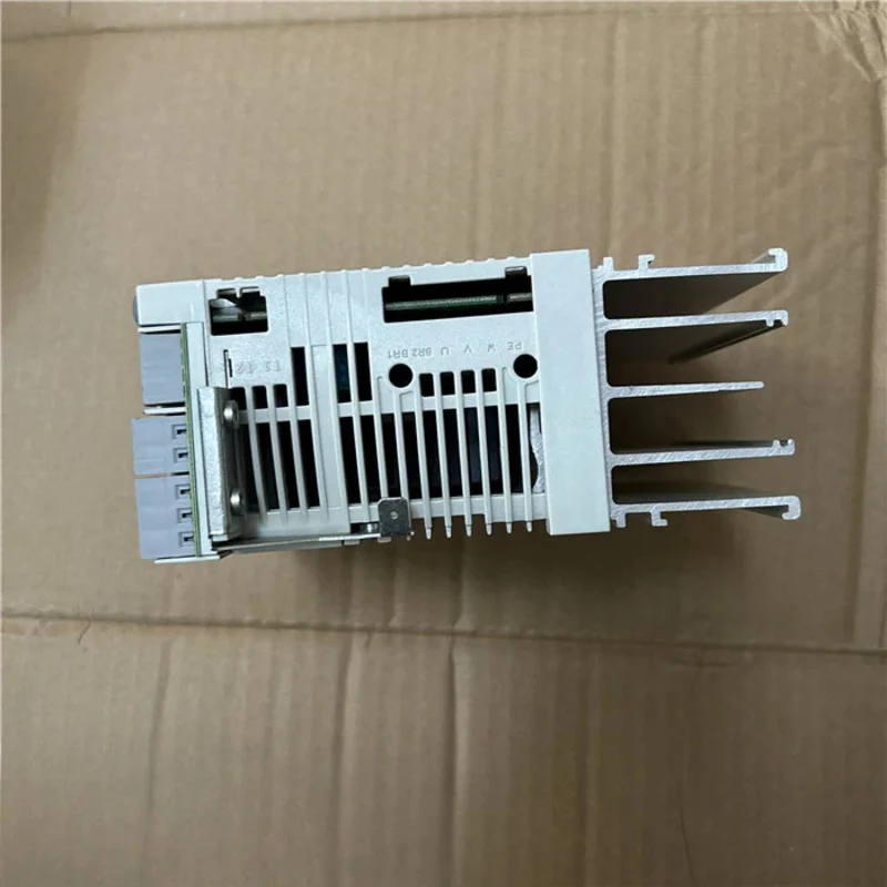 E82EV371-2C Преобразователь частоты Lenze 8200 0 37 кВт 220 В с разборкой платы ввода-вывода