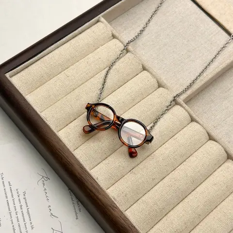 Художественное ожерелье в форме очков