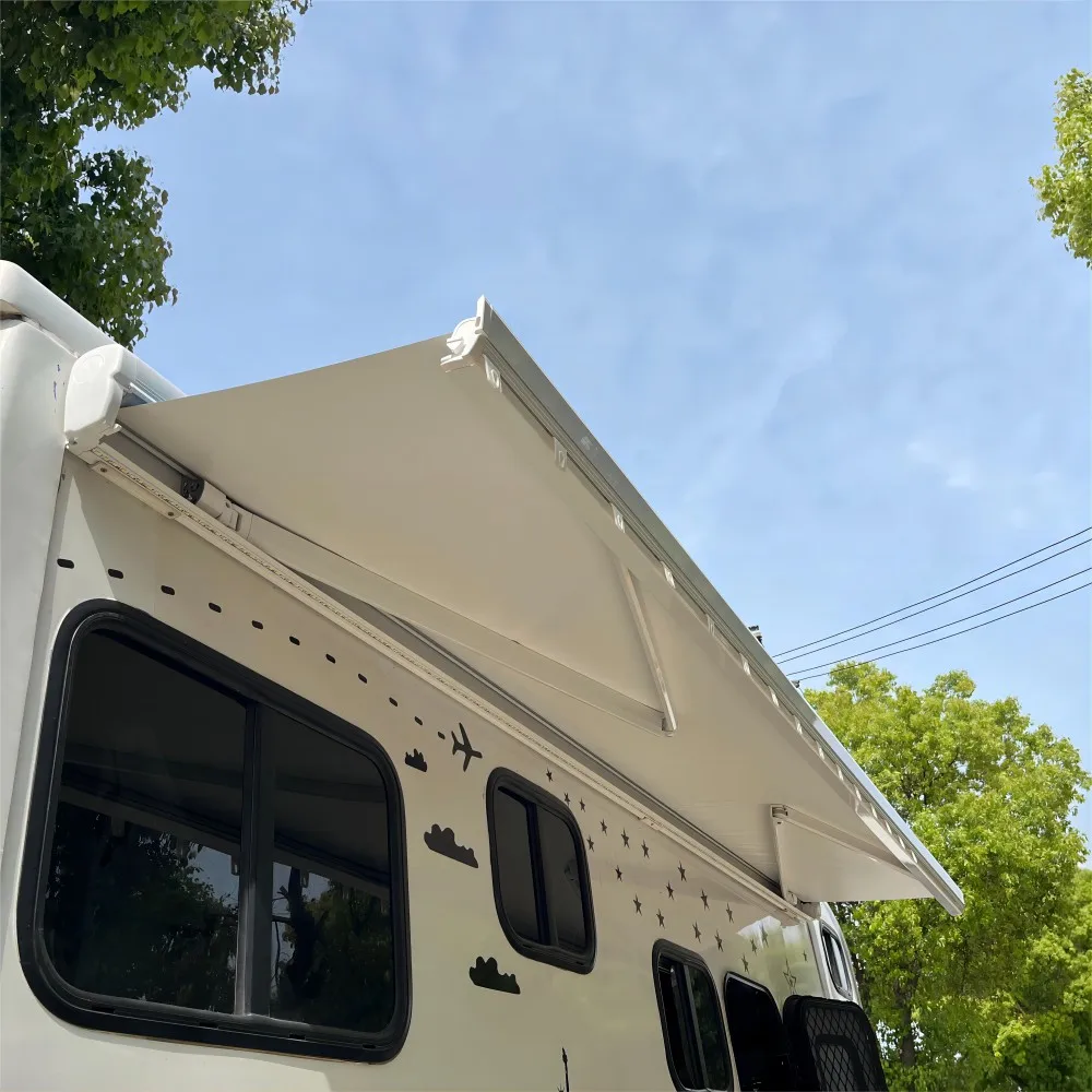 Фото Маркиза Awnlux W5500 с электроприводом, 2,5 м, полностью кассетная, с белой рамой, боковое крепление, для автодомов и кемперов №2