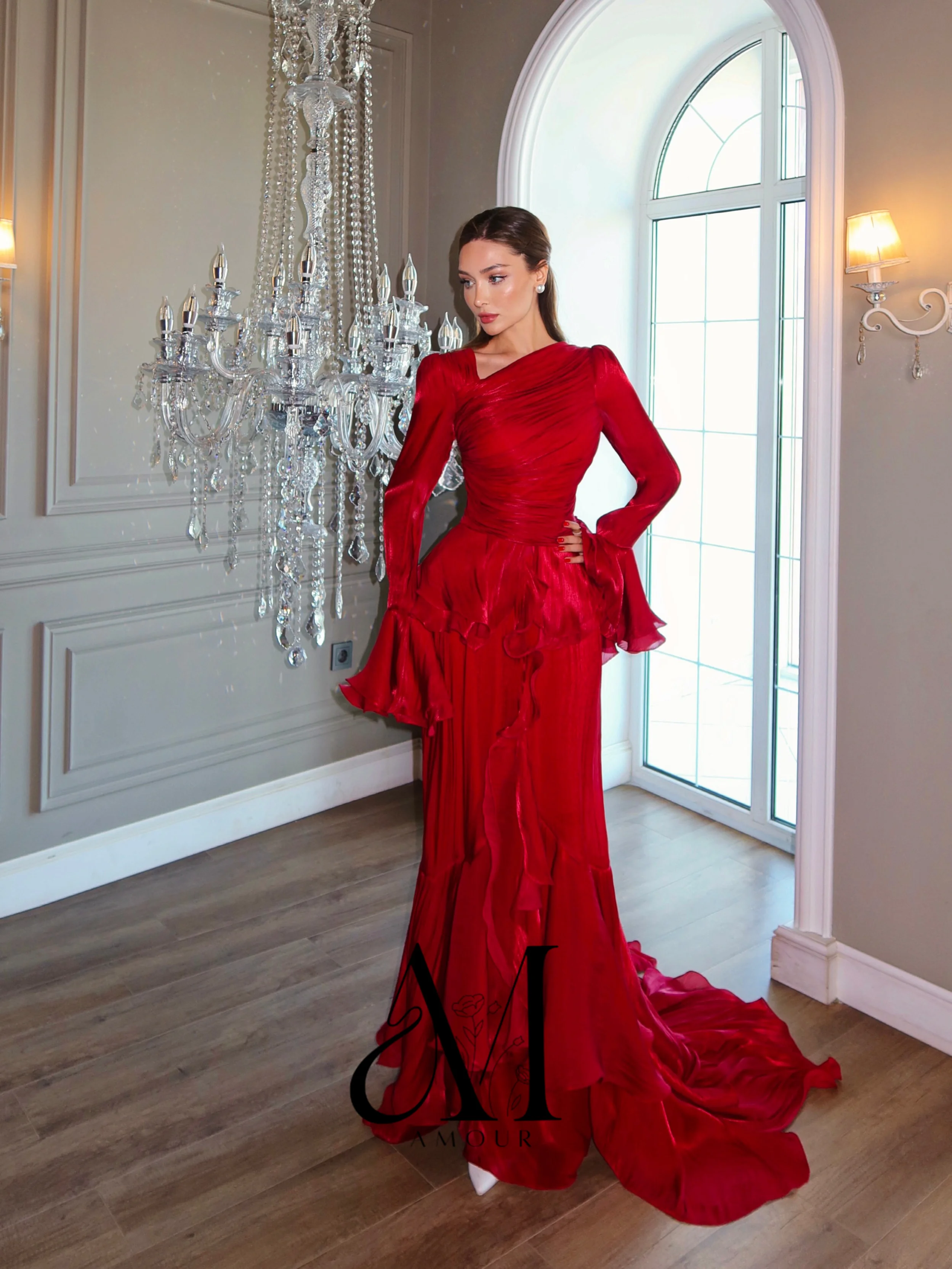 Фото Вечернее атласное платье-русалка Amour Red с асимметричным вырезом, длинными рукавами, драпированным лифом, оборками и многослойным шлейфом, индивидуальный пошив, 2027 №3