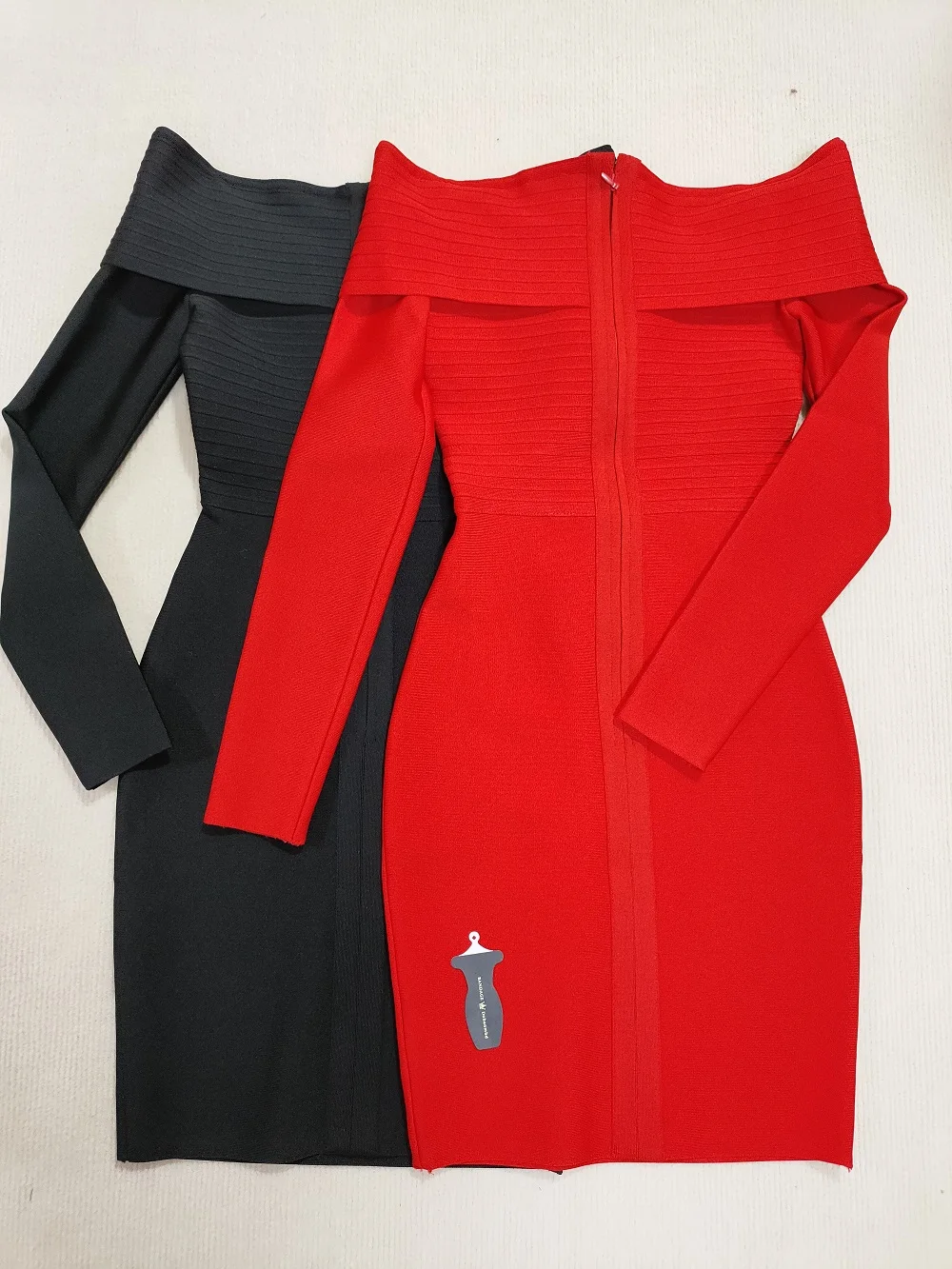 Женское Бандажное платье с открытыми плечами красное черное облегающее