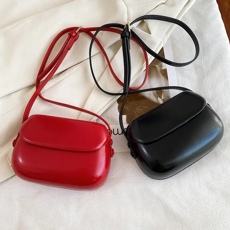 Женская маленькая сумка-мессенджер из однотонной искусственной кожи блестящая