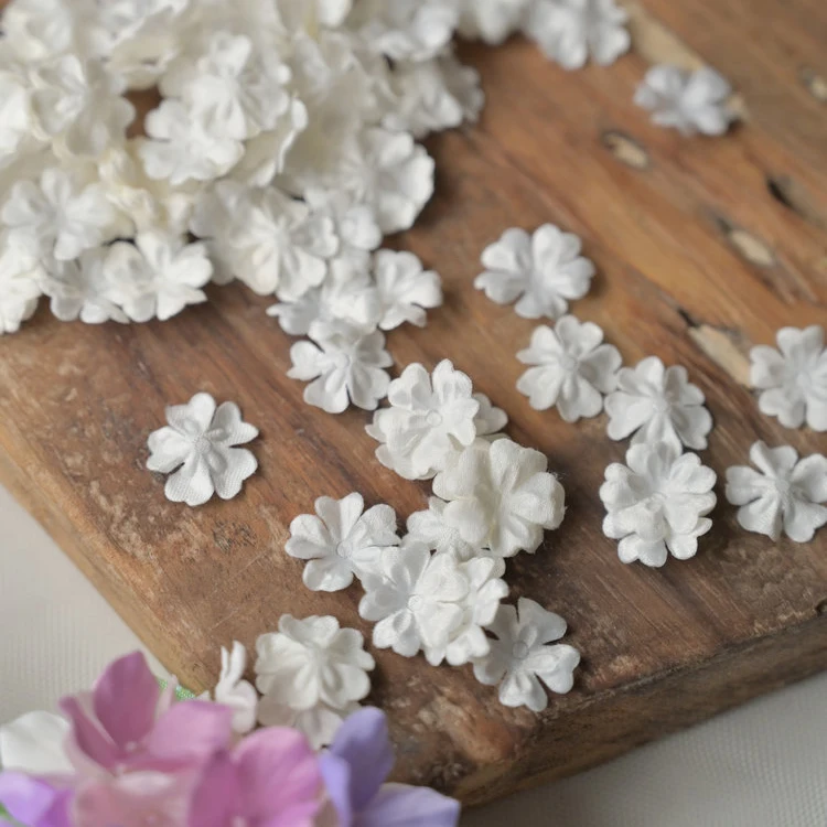 

3D лепестки R SMEALE белые 1,5 см 100 шт