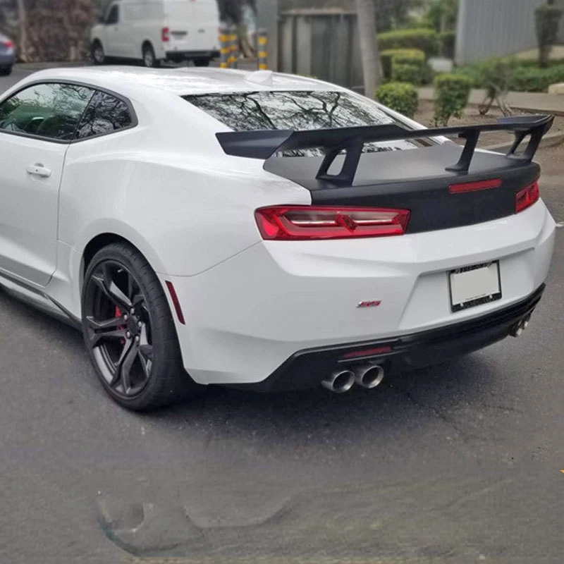 Чёрная Chevrolet Camaro со спойлером