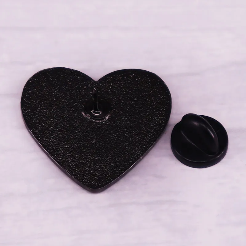 Эмалированная брошь в виде красного сердца Bella эмалированная с изображением