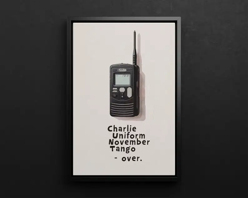 Надпись Charlie Uniform ноябрьское Танго над стеной художественный плакат или холст