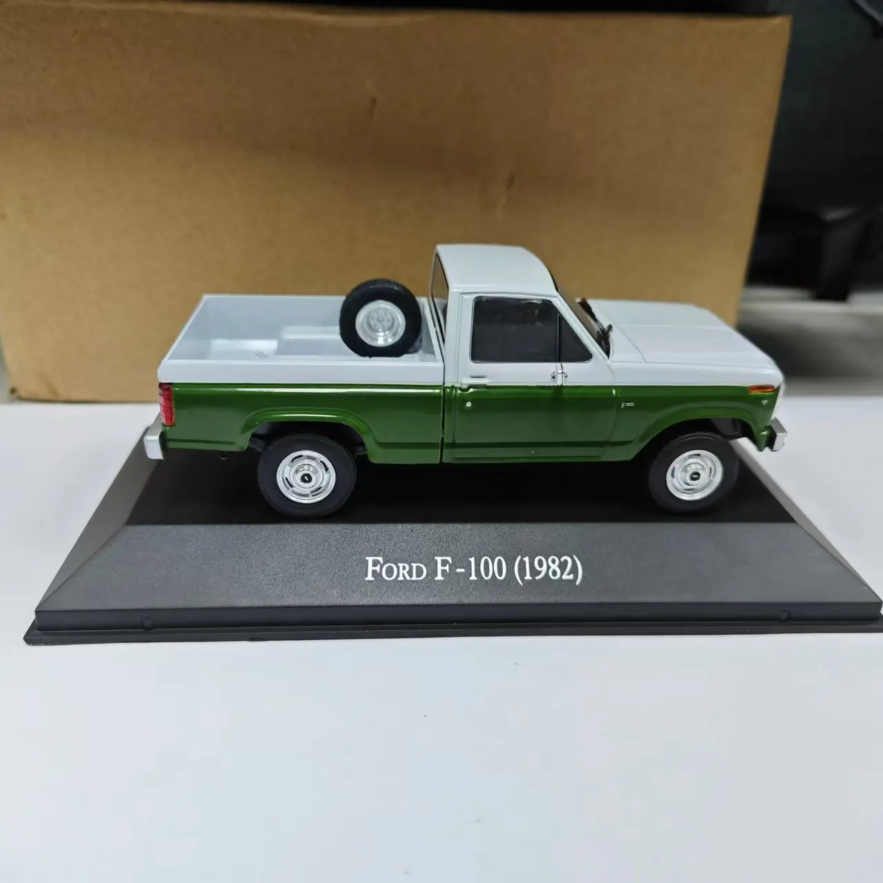 F-100 (1982) Литой под давлением 1:43 Классический автомобиль Игрушки Модель Подарки