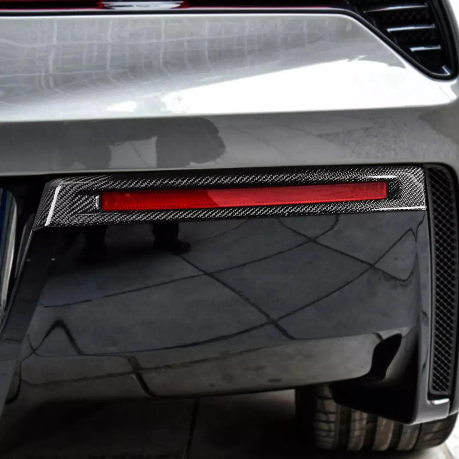 Внешняя отделка задней противотуманной фары из сухого углеродного волокна