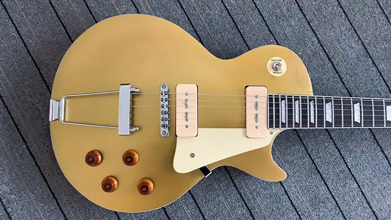 

Relic стандартная Золотая верхняя Золотая электрогитара, цельный корпус и шея из красного дерева, фотовспышки, фотовспышки, тюнеры