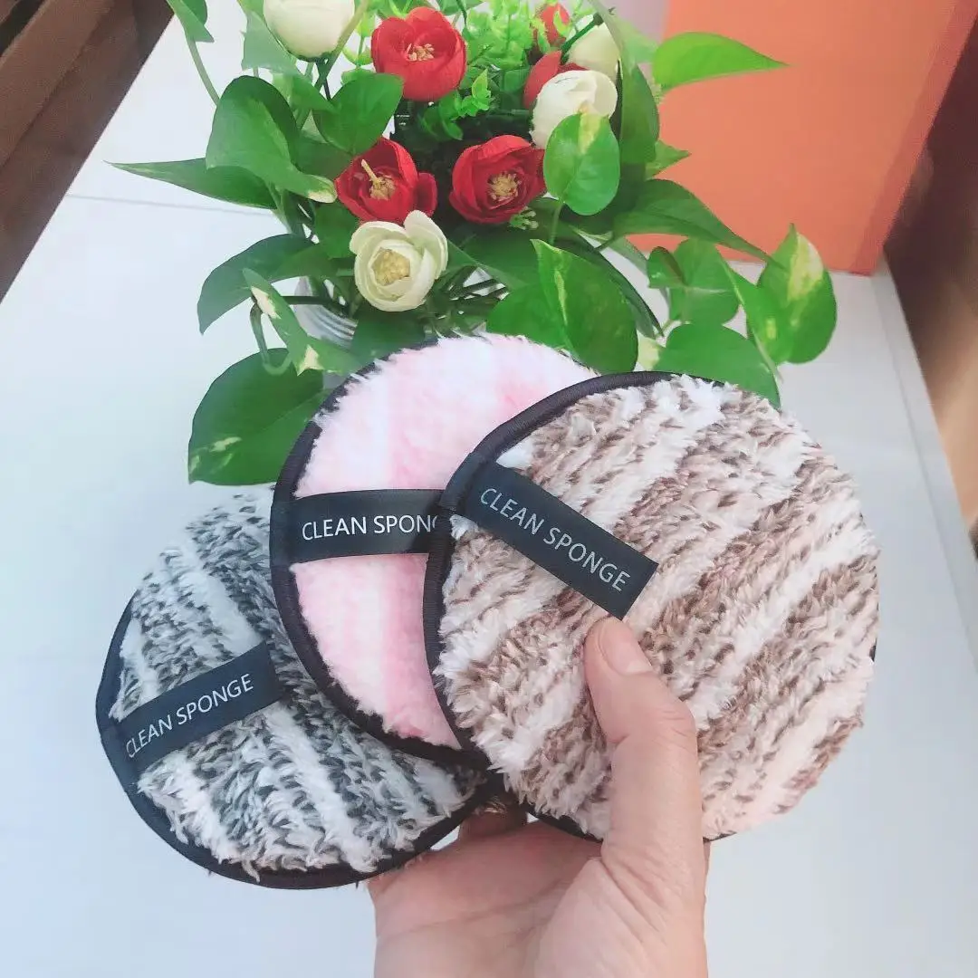 Одна штука многоразовой салфетки для снятия макияжа и очищения лица из микрофибры со встроенной двойной структурой для удобства уборки.