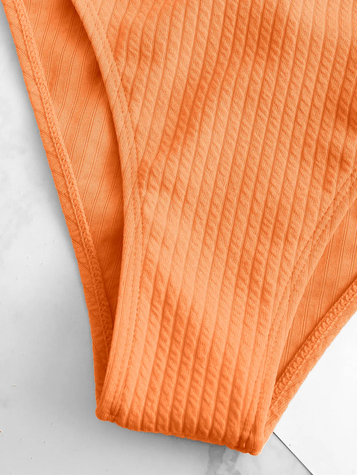 Сплошной купальник-бикини с высоким вырезом |