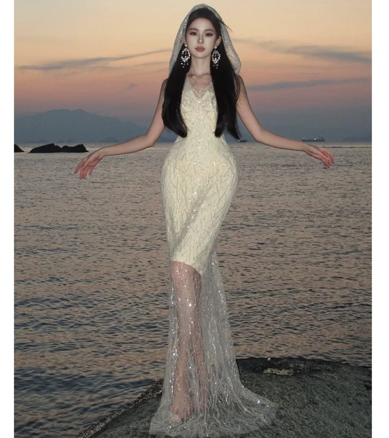 Абрикосовое сетчатое платье с капюшоном женское расклешенное пайетками