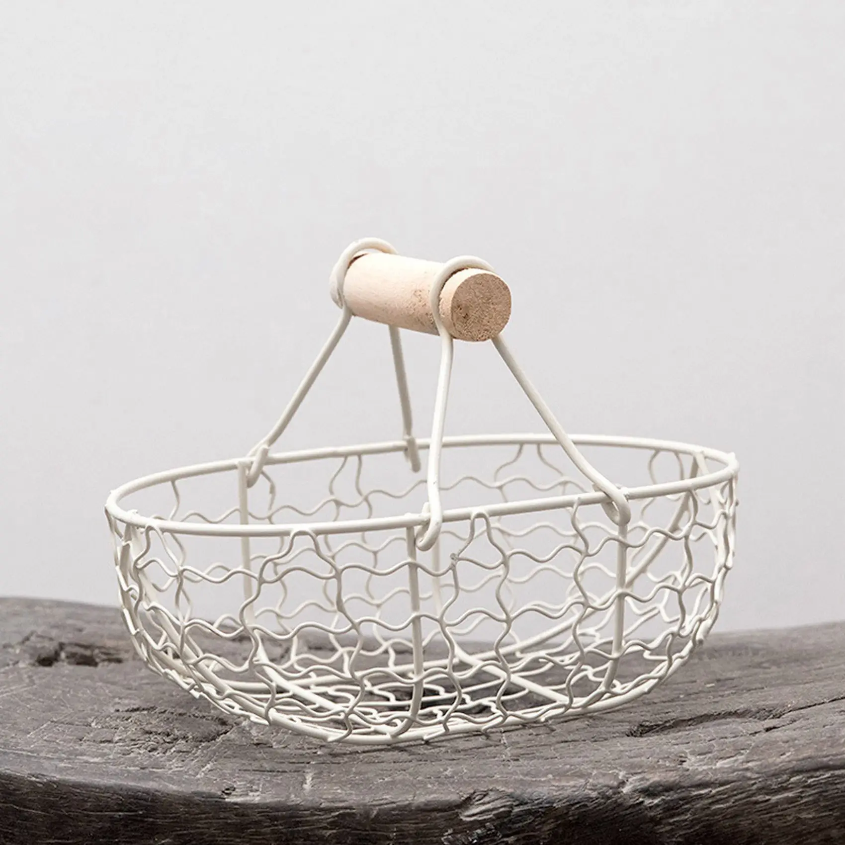 

Wooden Handle Metal Retro Basket Portable Multi-Function Vegetable Fruit Egg Groceries Practical Storage Basket Organizer White