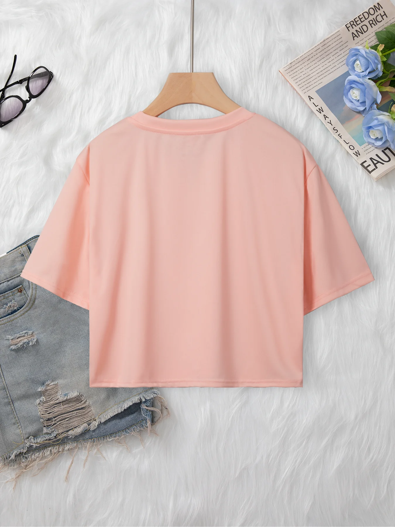 Женская короткая футболка с круглым вырезом