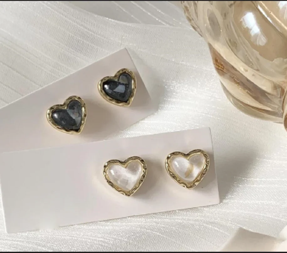 

Trendy Vintage Heart Earring Women Classic Black White Stud Earrings Female Fashion Earrings Female Jewelry 20223 Gift