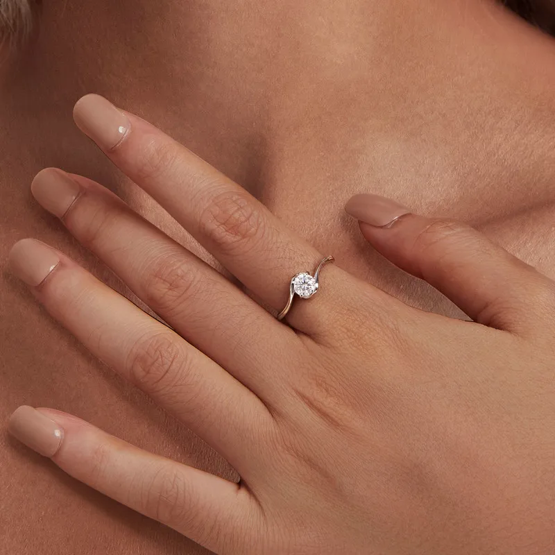 Кольцо женское из муассанита с круглым камнем