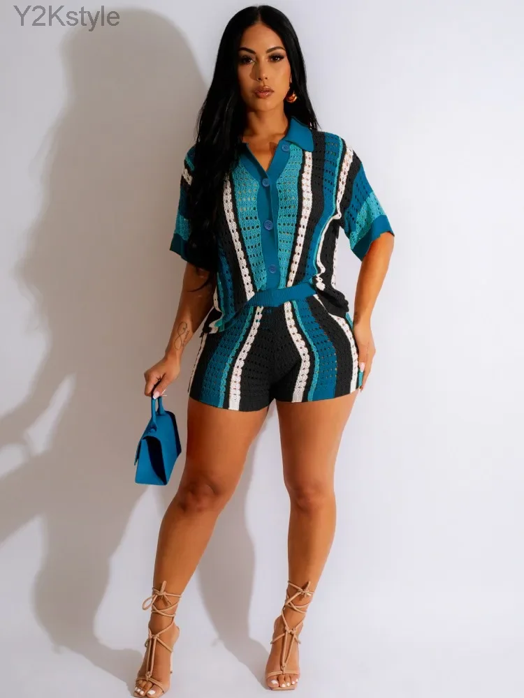 Комплект женский трикотажный из топа и брюк с отложным воротником короткими