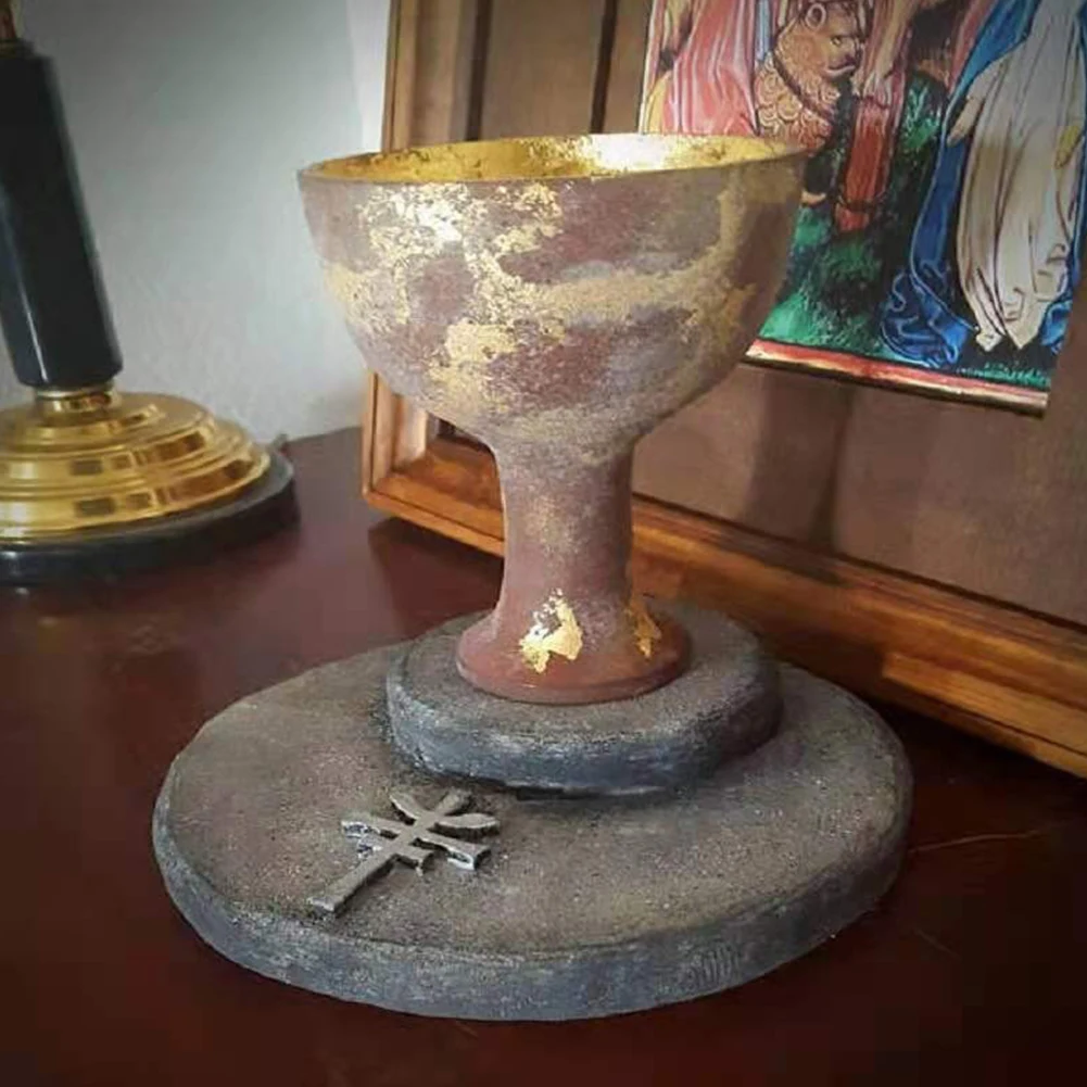 

Halloween Retro Wine Cup Sculpture Indiana Jones Christmas Old-Fashioned Cup Statue Cosplay Resin for Desktop Decoration